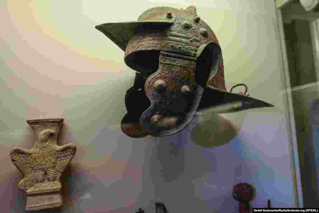 Шлем римский. II в. н. э. Статуэтка в виде орла. Терракота. II-III в. н. э. 