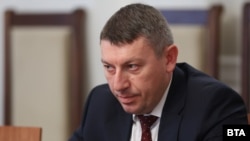 С приетите промени парламентът вече може да назначи посочения от правителството за шеф на ДАНС Деньо Денев. Миналия месец Радев отказа да издаде указ за назначаването му.