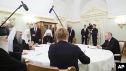 Takimi i udhëheqësve të Kishës Ortodokse Serbe me presidentin rus Vladimir Putin në Kremlin, më 22 prill 2025.