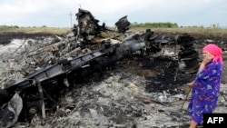 MH17 uçarynyň urlup ýykylmagy netijesinde onuň üstündäki 298 adamyň ählisi öldi. 