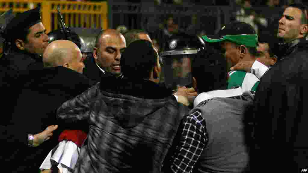 Столкновения произошли на стадионе в городе Порт-Саид после того, как местная команда "Аль-Масри" одержала победу над столичным клубом "Аль-Ахли". 