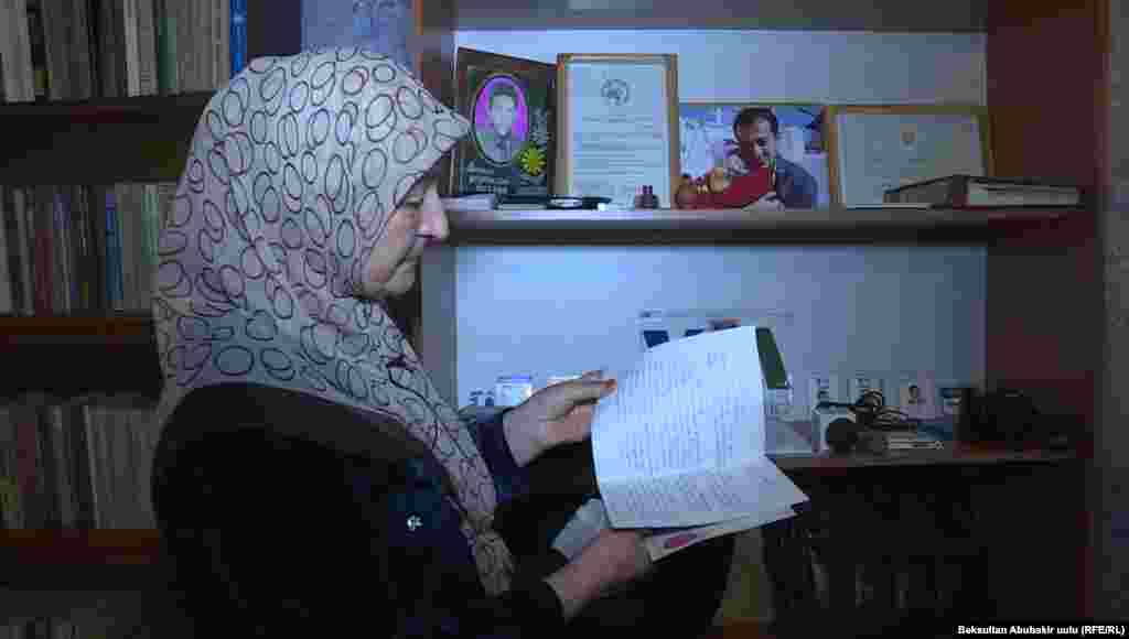 Алишер мектепте жазган дептер.