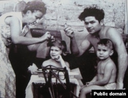 Василь Макух з дружиною і дітьми