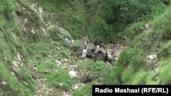 په شانګله کې خلک کندې ته د ګاډي تر پرېوتو وروسته په مرستندویه چارو بوخت دي - انځور له ارشیفه.