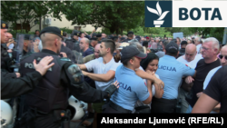 Protesta në Podgoricë kundër ndarjes së çmimit "13 Korriku" për shkrimtarin Beqir Vukoviq, 8 korrik 2025.