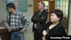 Лұқпан Ахмедьяровтың мақаласына қатысты соттың бірінші күніне келген тараптар. Орал, 23 сәуір 2012 жыл. («Уральская неделя» сайтынан -  uralskweek.kz алынған сурет)