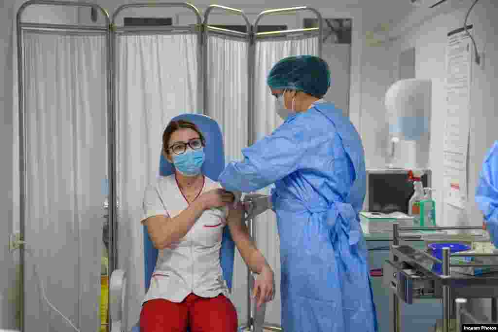 Finalul anului a coincis cu începerea campaniei de vaccinare. În România, primul vaccin a fost primit de Mihaela Anghel, o asistentă de la Institutul "Matei Balș" din București.&nbsp;