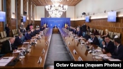 Miniștrii din Cabinetul Bolojan, în timpul unei ședințe de guvern.