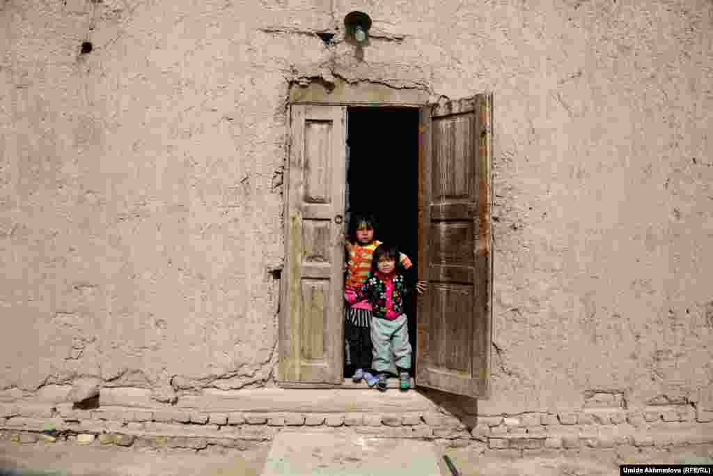 Хорезмдегі мәдени орталық басшысынан "Хиуадағы Серғазы хан медресесінде Бекет Ата музейі бар" деген сөзді естігесін осы аймақтың қазақтары туралды сұрастыра бастадым. Осылайша Хиуа түбіндегі шағын қазақ ауылдарына жол тарттым. Суретте: Баяғыда істен шыққан зауыттың атымен "Компрессорный" атанып кеткен қазақ ауылдың балалары.