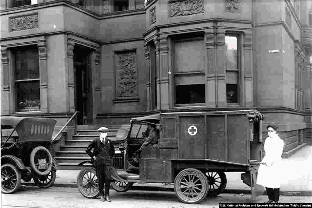 Скорая помощь перед Клубом девушек в Филадельфии в разгар эпидемии "испанки". Здание клуба было экстренно переоборудовано под больницу. Через неделю после парада в городе заразились больше 45 тысяч человек. 12 тысяч из них умерли.