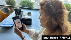 Cătălina Burcuș arată fotografia fiicei sale, Carla, care a murit în spital din cauza unei infecții nosocomiale.