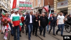 Лидерът на "Възраждане" Костадин Костадинов и бившият издател на ПИК Недялко Недялков вървят начело на шествието срещу въвеждане на еврото в България на 31 май в София