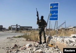 "ჰაიათ თაჰრირ ალ-შამის" მებრძოლი. ქალაქი სარაქიბი, იდლიბის პროვინციის ჩრდილო-დასავლეთი. სირია, 2024 წლის 1 დეკემბერი