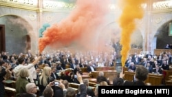 Un protest al opoziției în parlamentul Ungariei, pe 18 martie 2025, când majoritatea parlamentară înăsprea legislația despre libertatea întrunirilor.