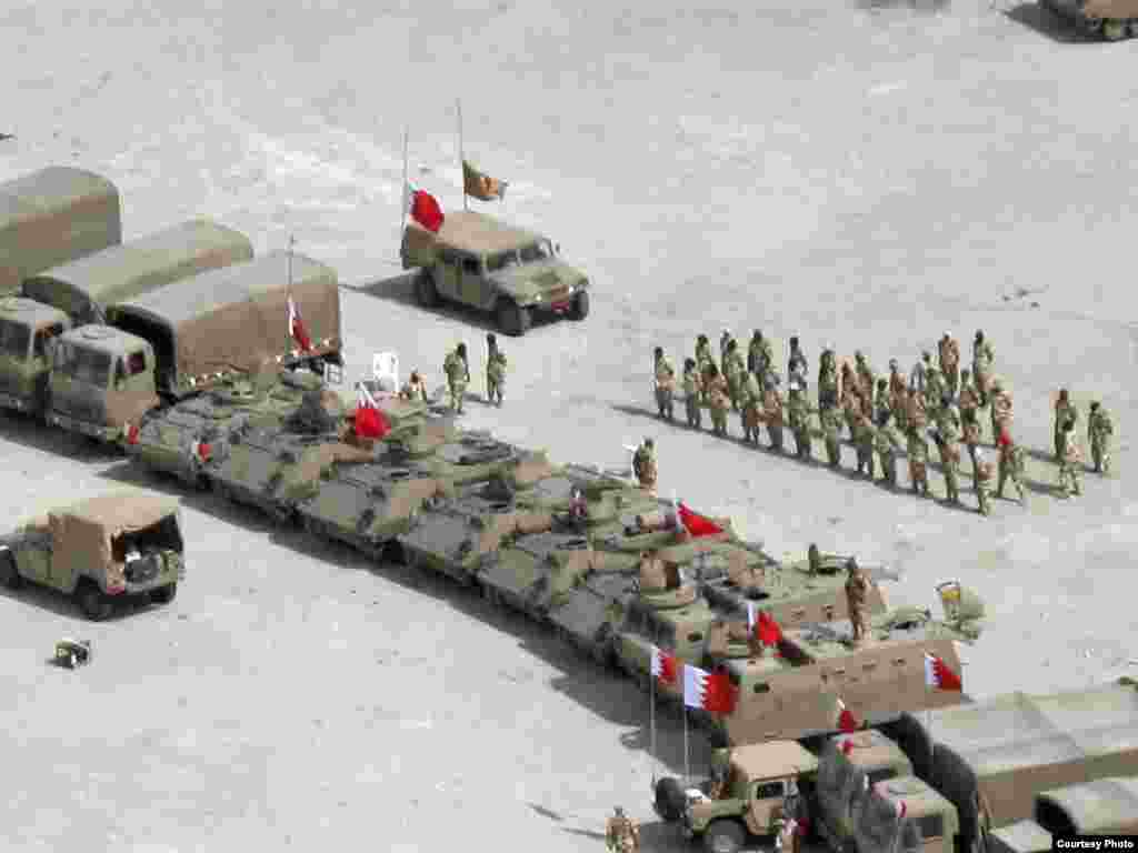 Бахрейн. Ордо шаар Манаманын Бермет аянтынан көрүнүш. 1-сүрөт. Коопсуздук күчтөрү. 17.3.2011. Nick. - 2011-жылдын 17-мартында (бейшембиде) Бахрейн падышалыгынын коопсуздук күчтөрү Манама шаарынын көчөлөрүн жана аянттарын көзөмөлдөөсүн улантты.  Алар шийи араптар басымдуулук кылган демонстранттарды 16-мартта күч менен таркаткан. Ишкер Ник “Азаттыкка” жиберген сүрөттөрдөн. Манама ш., Бахрейн. 17.03.2011. № 1-сүрөт.