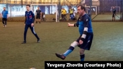 Евгений Жовтис футбол алаңында. Құқық қорғаушы бюро жетекшілігінен кеткелі хоббиіне көбірек көңіл бөле алатынын айтады.