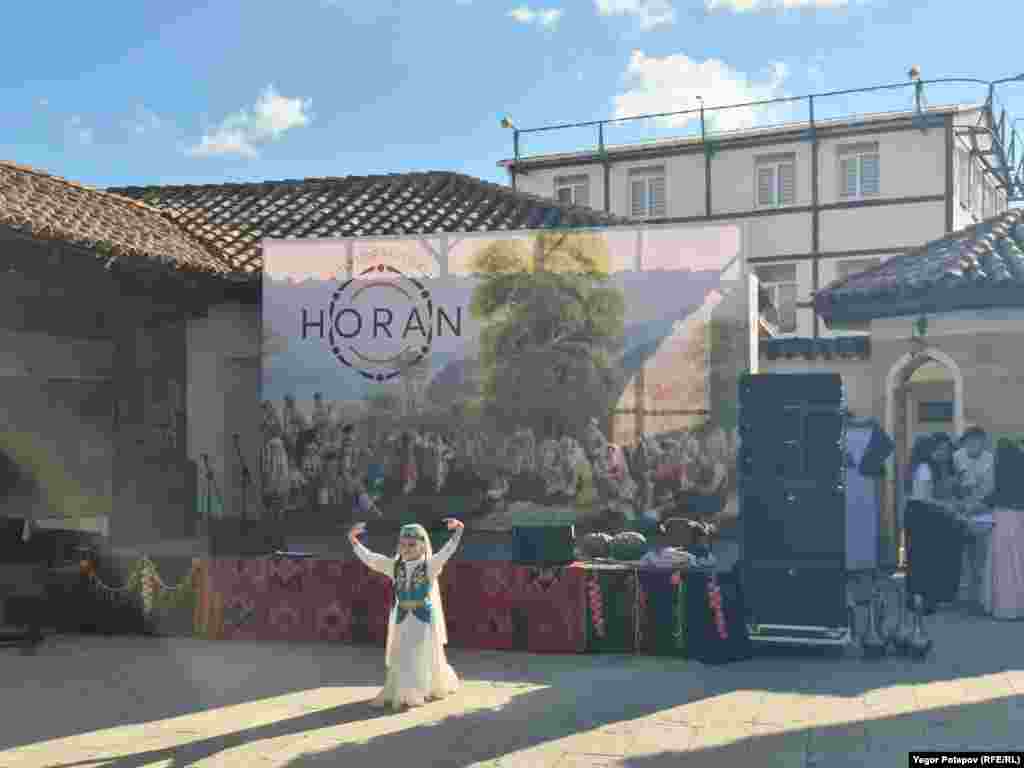 На фестивале демонстрировалась широкая программа народных танцев