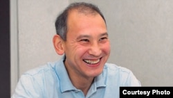 «Қазатомпромның» тұтқындалған бұрынғы президенті Мұхтар Жәкішев «Время» газетінің тілшісіне ҰҚК тергеу абақтысында сұхбат беріп отыр. Фото www.time.kz сайтынан алынды.   