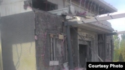 Одно из пострадавших зданий на территории Посольства КНР в Кыргызстане.