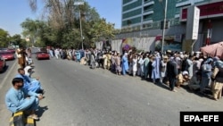 د بانکونو مخ ته د خلکو ګڼه ګوڼه