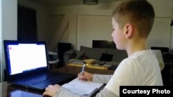 Илустрација - Ученик на компјутер