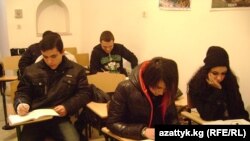 Курсы персидского языка в ереванской мечети. Фото автора. 