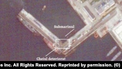 Imagine din satelit după atacul dronelor subacvatice ucrainene asupra unui submarin rusesc în portul Novorossiisk, Rusia, 16 decembrie 2025.