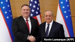Ўзбекистон ташқи ишлар вазири Абдулазиз Комилов (ў) ва АҚШ Давлат котиби Майкл Помпео (ч), Тошкент, 2020 йил 3 феврали