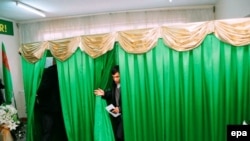 Möwlamow: "Dogrusy, ýaş nesil saýlawlaryň nämedigine onçakly düşünibem baranok. Saparmyrat Nyýazow ömürlik prezident bolansoň, saýlaw diýlen zat, dogrusy, unudyldy".