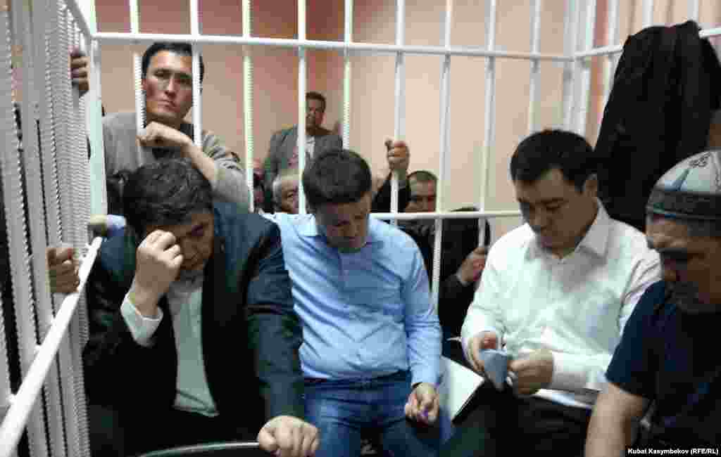 Лидеры партии "Ата-Журт" за решеткой в зале суда, 2013