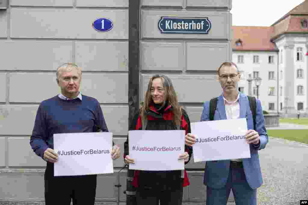 Праваабаронцы з патрабаваньнем справядлівага суду для Беларусі. Зьлева &mdash; Павал Сапелка з Праваабарончага цэнтру "Вясна", справа &mdash; выканаўчы дырэктар Trial international Філіп Грант.