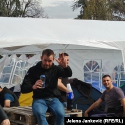 Qytetarë nga Kosova në Parkun e Pionierit në Beograd.