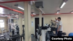 Жумушчулар спорт менен машыккан зал