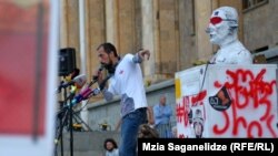 გიგა მაქარაშვილი ანტისამთავრობო დემონსტრაციებისას. 2019 წლის „გავრილოვის ღამის“ შემდგომი დემონსტრაციების სერია.