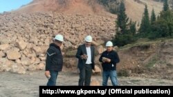 Кара-Кечеде көчкү болгон жер. Өнөр жай, энергетика жана жер казынасын пайдалануу комитетинин төрагасы Эмил Осмонбетов адистер менен.