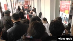 Вкладчики выстроились в очередь в одном из отделения Kaspi bank. Алматы, 18 февраля 2014 года.