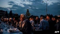 Vrijeme iftara (objed tokom svetog mjeseca ramazana) u Kačaniku, juni 2015.