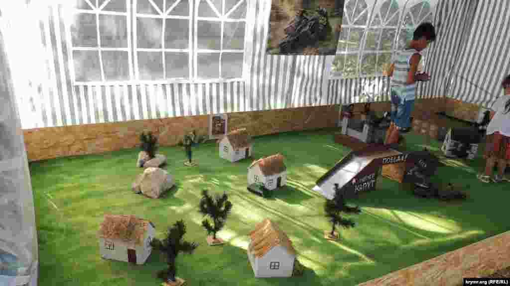 Міські атракціони на набережній не працюють, як розваги пропонують атракціон для маленьких дітей під назвою &laquo;танковий бій&raquo;, у якому діти б'ються один з одним моделями радянських і німецьких танків серед макетів будинків