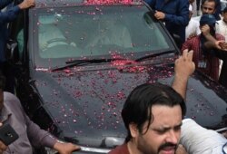 د احتساب عدالت د حاضرېدو پر وخت د مریم نواز ګڼ پلویان کوڅو او سړکونو ته وروتلي ول