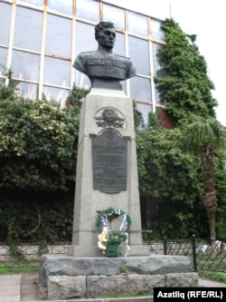 Алупкада Әхмәтхан Солтан һәйкәле