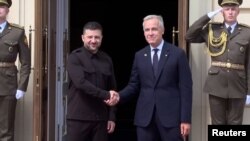 Украинският президент Володимир Зеленски (вляво) се ръкува с канадския премиер Майк Карни по време на отбелязването на Деня на независимостта на Украйна в Киев, 24 август 2025 г.