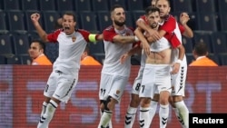 Плеј-офф натпревар во истанбул на кој фудбалерите на ФК Вардар слават гол против Фенербахче. 24.08.2017.