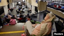 Locuitorii din Kiev s-au adăpostit în metrou.