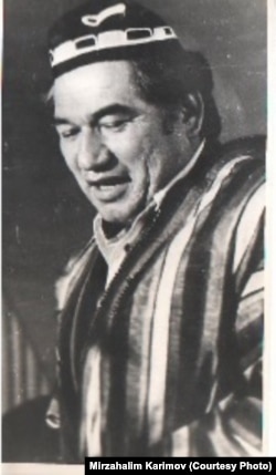 Айтматовдун тажик улуттук кийими менен түшкөн сүрөтү. Аны редакцияга Мирзохалим Каримов сунуш кылды.