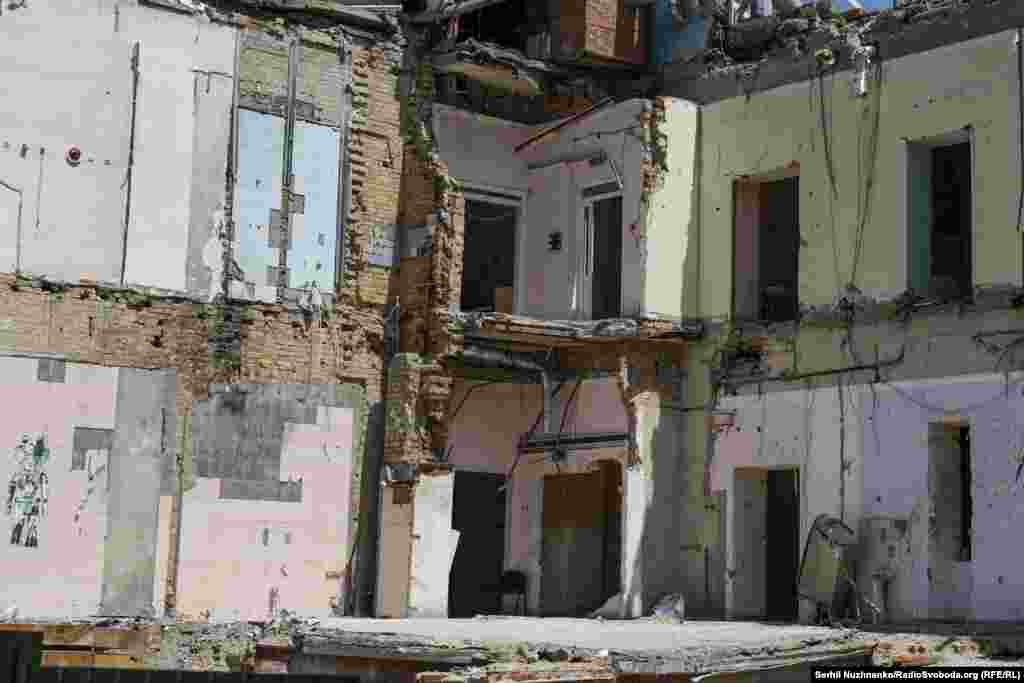 Дел од зградата на токсикологијата по нападот.Компанијата што моментално работи на реновирањето побара буџет што е значително помал од првично планираниот.