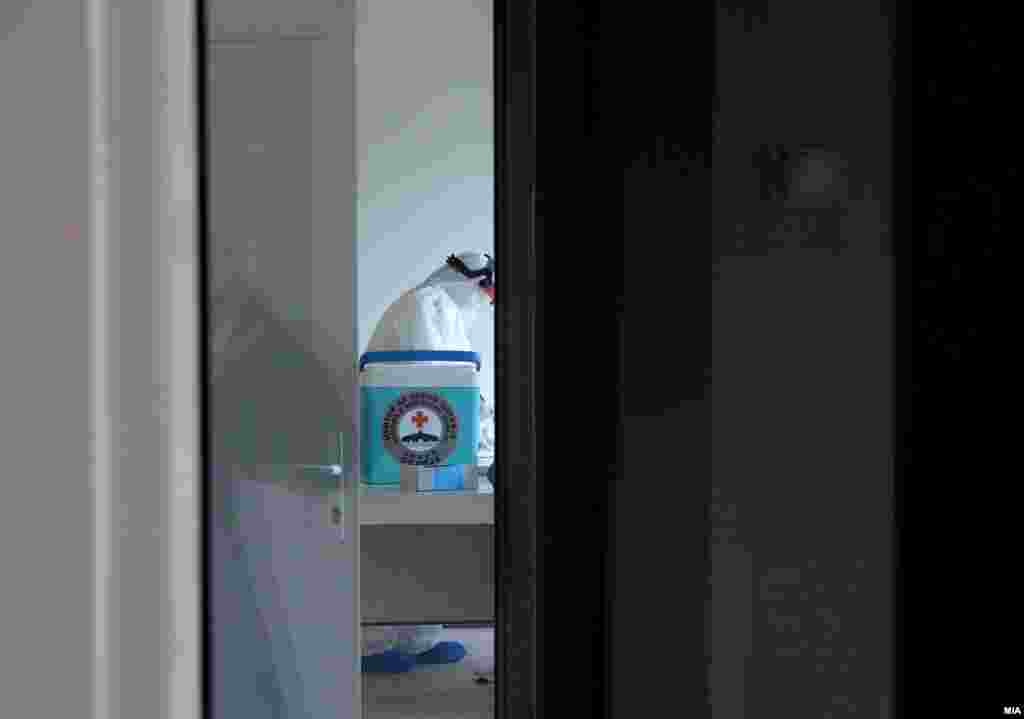 МАКЕДОНИЈА - Министерството за здравство информира дека на Клиниката за инфективни во Скопје починале 4 пациенти заболени од коронавирус: пациент од Куманово (52), пациентка од Лабуништа-Струга (65), пациентка од тетовски Челопек (62) и една пациентка од Штип (81), како и дека во Куманово, во неговиот дом, починал уште еден пациент позитивен на коронавирусот, на возраст од 53 години. Во изминатите 24 часа, регистрирани се 29 нови случаи, позитивни на коронавирусот.