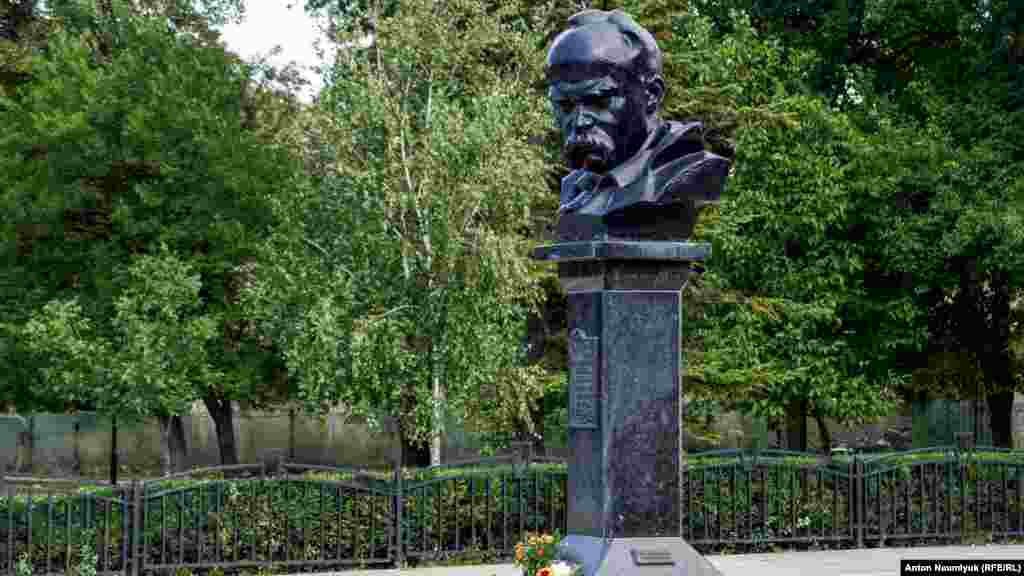 2016 рік. Після анексії Криму Росією на півострові святкування Дня Незалежності проходить майже підпільно. У Сімферополі кримчани приносять квіти до пам'ятника Тарасу Шевченку