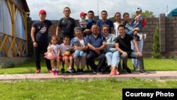 Сарбагыш Иманалиев үй-бүлөсү менен.