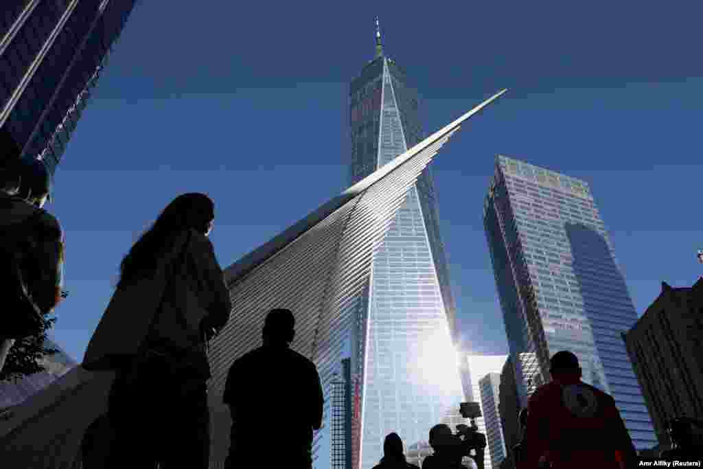 Qytetarët nderojnë viktimat e 11 shtatorit. Kjo fotografi është shkrepur në ora 08:46, që përkon me kohën e njëjtë kur avioni i parë i rrëmbyer, goditi Kullën Veriore 20 vjet më parë.&nbsp; &nbsp;