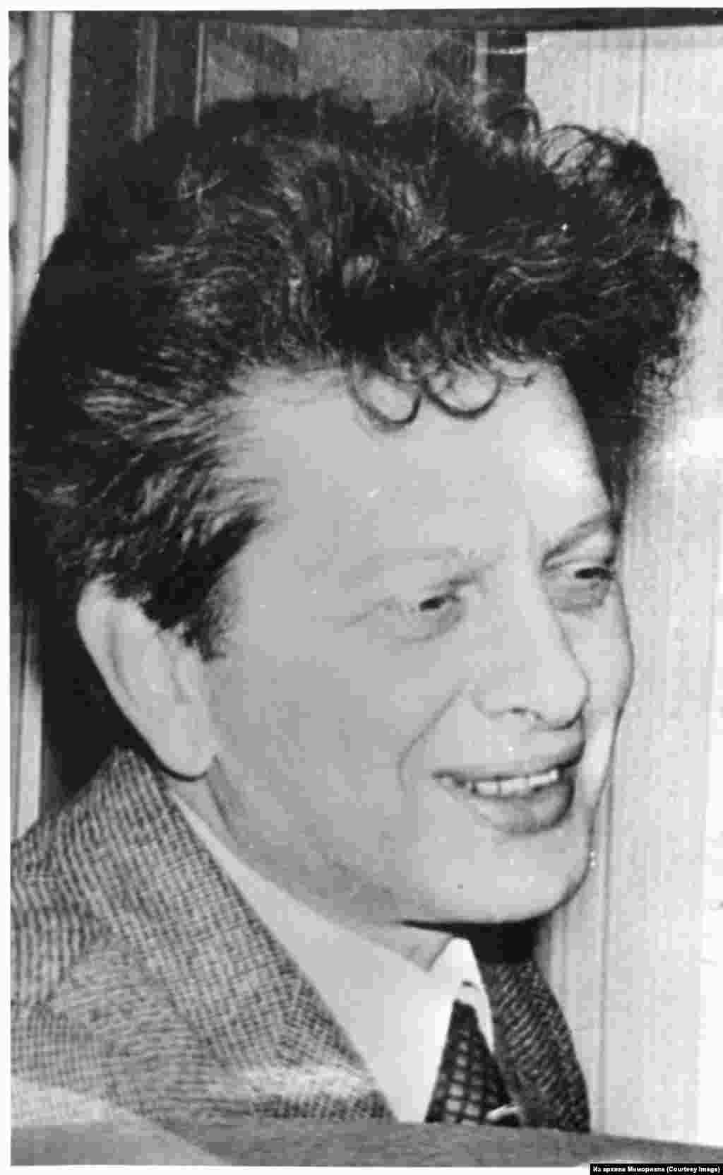 Александр Павлович Лавут (1929-2013). Математик. 1969 елдан Кеше хокукларын яклау инициатив төркеме әгъзасы. Мемориал кеше хокукларын яклау үзәге әгъзасы. Сәяси тоткын (1980-1986). "Хроника текущих событий" басмасын чыгаручыларның берсе. 1974 елда басманың 31нче чыгарылышын тулысынча кырымтатар хәрәкәтенә багышлый.